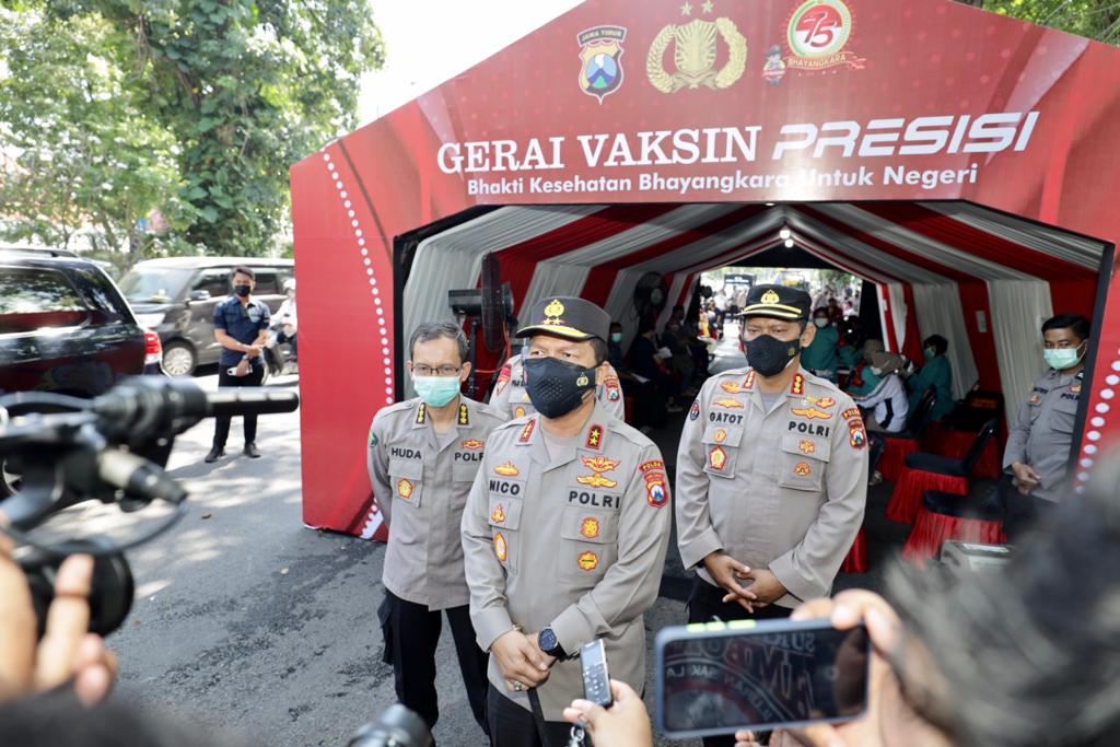 Kapolda Jawa Timur Irjen Pol Nico Afinta bersama Pejabat Utama dan Kabid Humas Polda Jatim Kombes Pol Gatot Repli Handoko