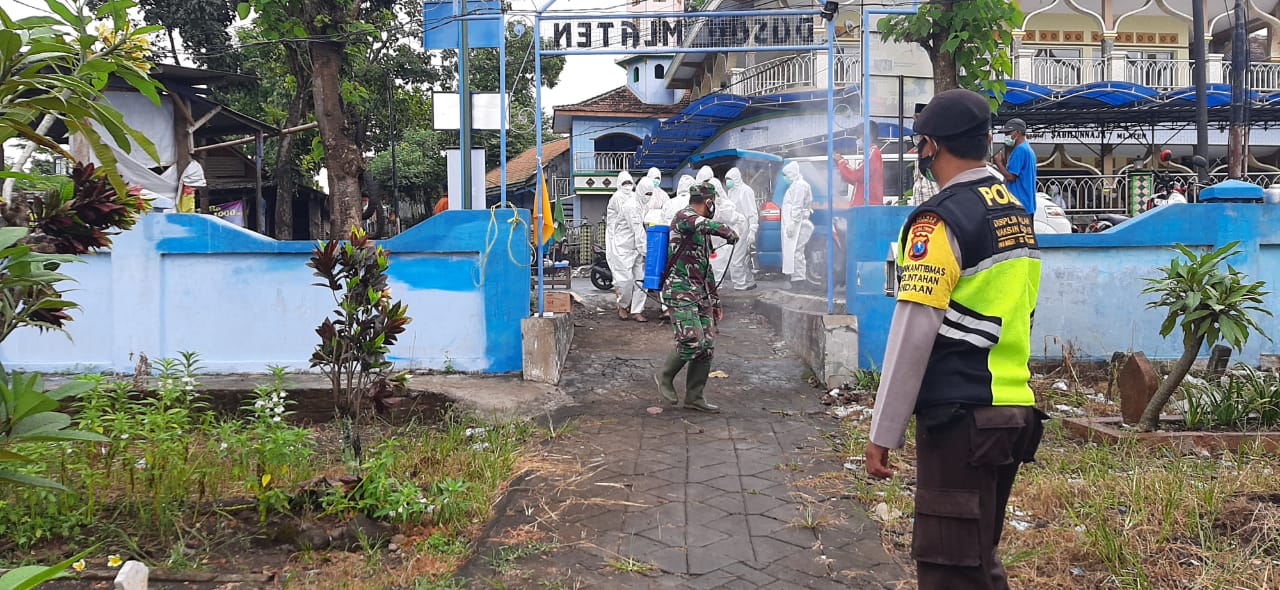 Petugas dari TNI-POLRI Semprotkan Disifektan.