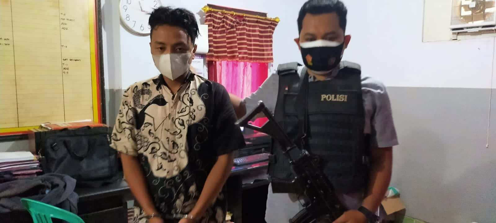 Foto tersangka di ruang Unit Reskrim Polsek Grati