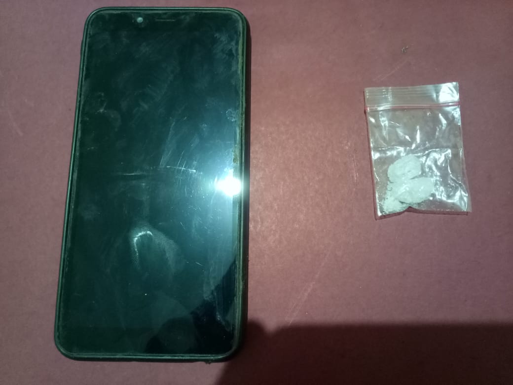 Barang bukti Handphone dan 1 klip plastik berisi sabu