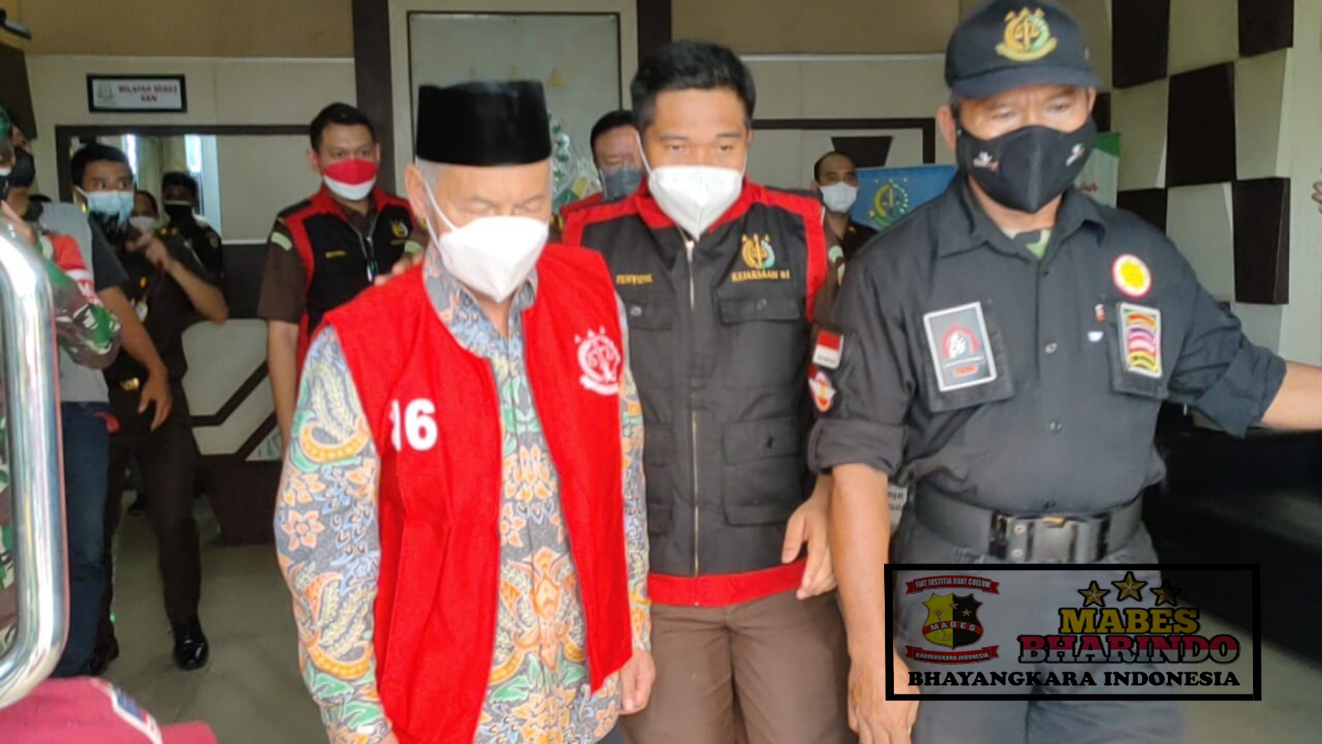 Tersangka K Ketua PKIS Sekar Tanjung dan 1 orang Eks Wabup Pasuruan (foto by dedik)