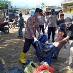 Tim Tanggap Bencana Polres Kutim Bekerja Sama DLH Bersihkan Sampah Pascabanjir