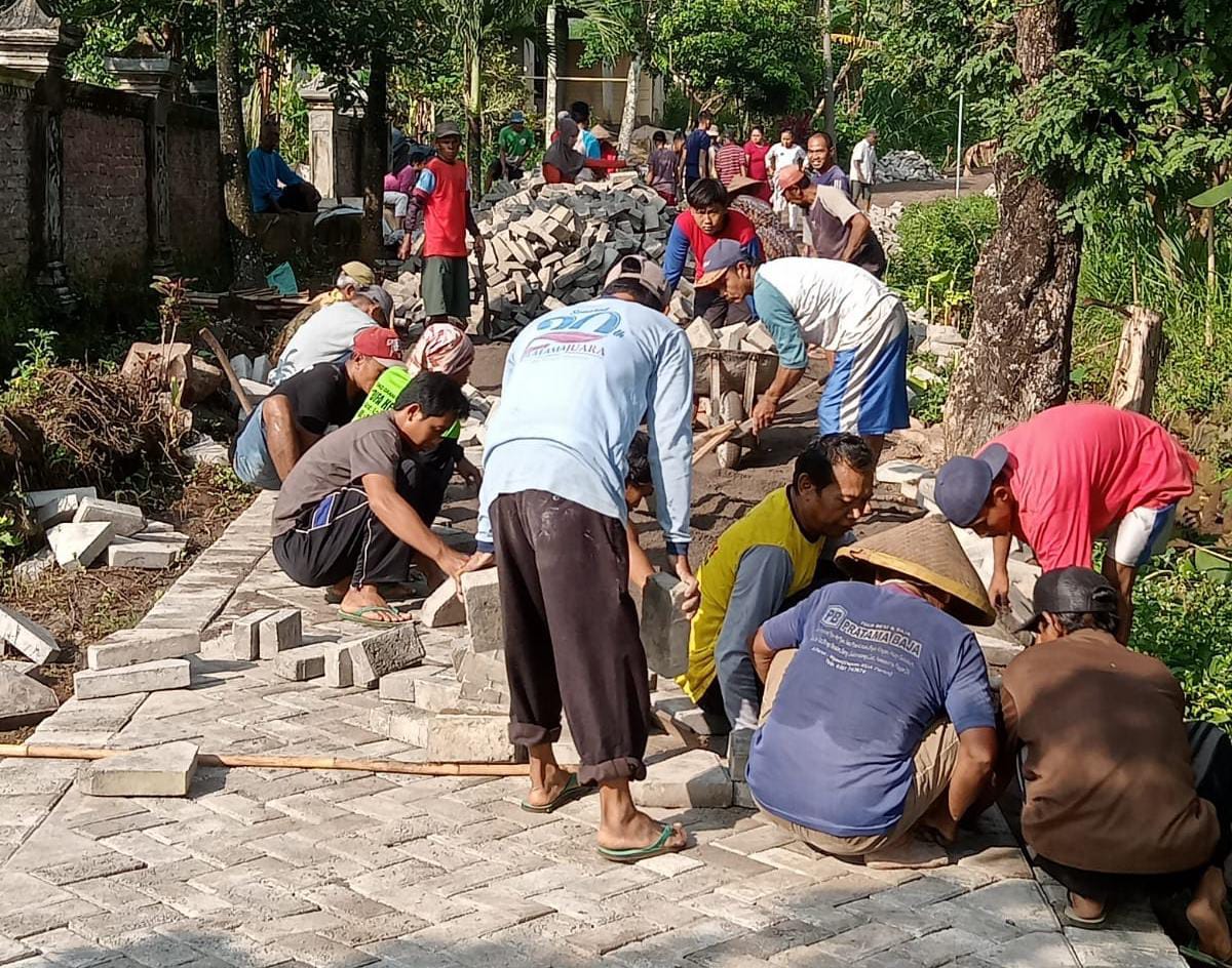 Foto : terlihat para pekerja sedang mengerjakan pavingisasi