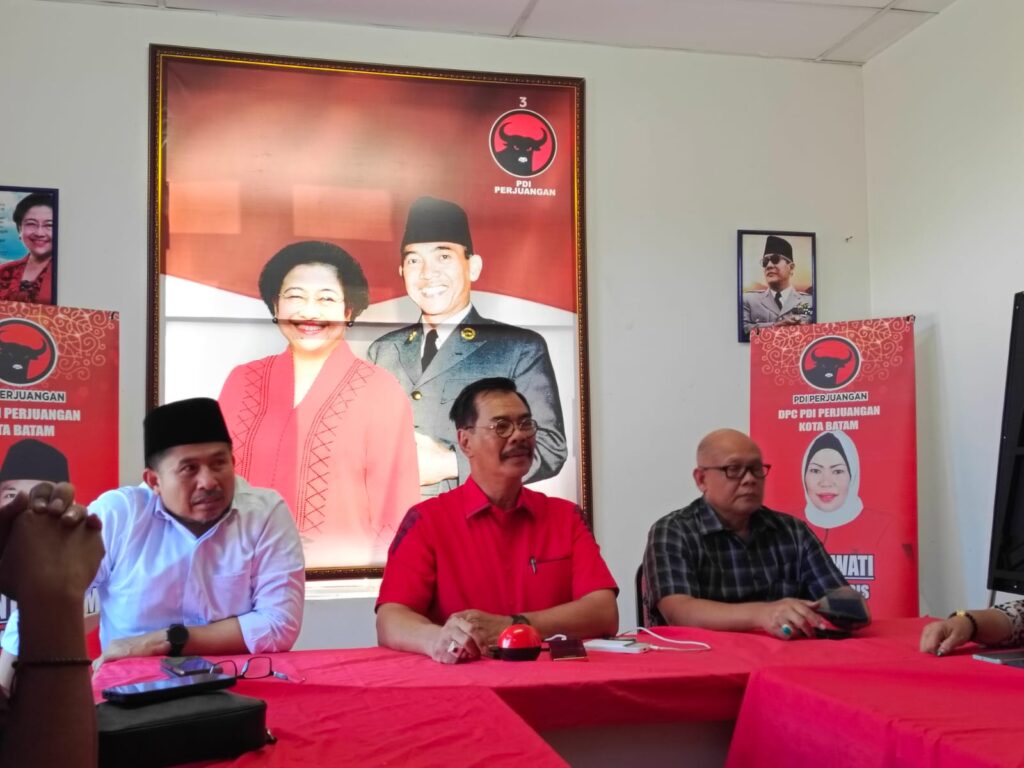 Ketua DPD PDIP Kepri, Soerya Respationo melakukan konferensi pers memaparkan dugaan jual beli suara di Kepri, Senin (19/2/2024).